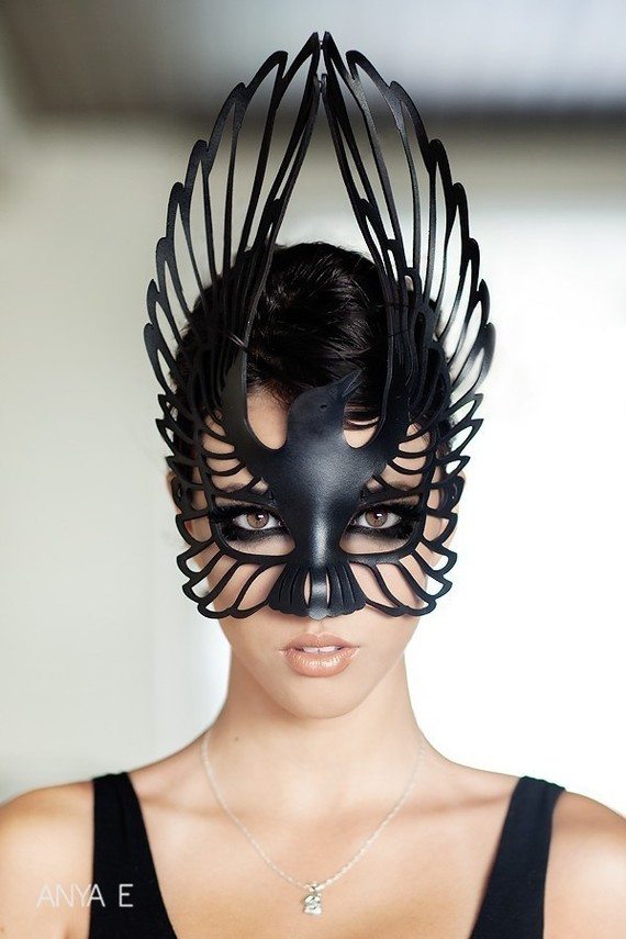 Raven leather mask in black